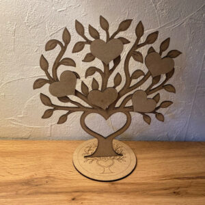 Arbre de vie en bois avec petits cœurs