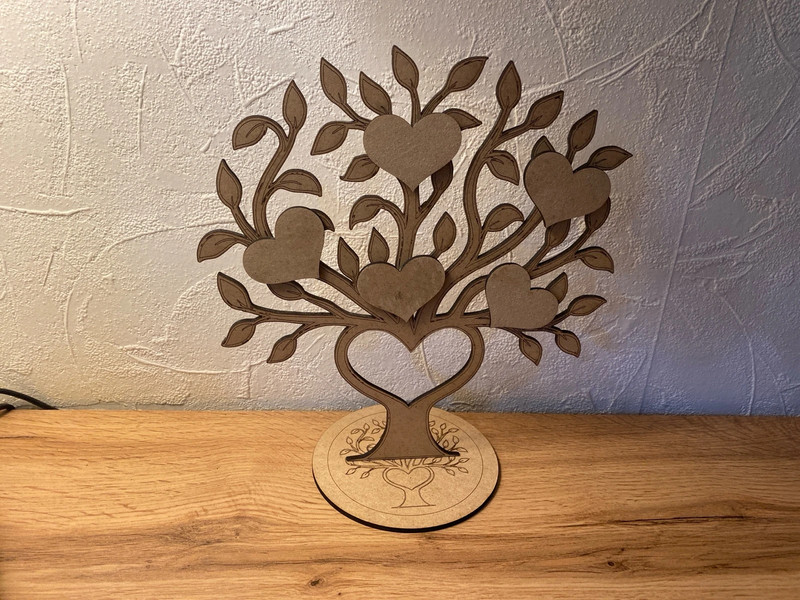 Arbre de vie en bois avec petits cœurs